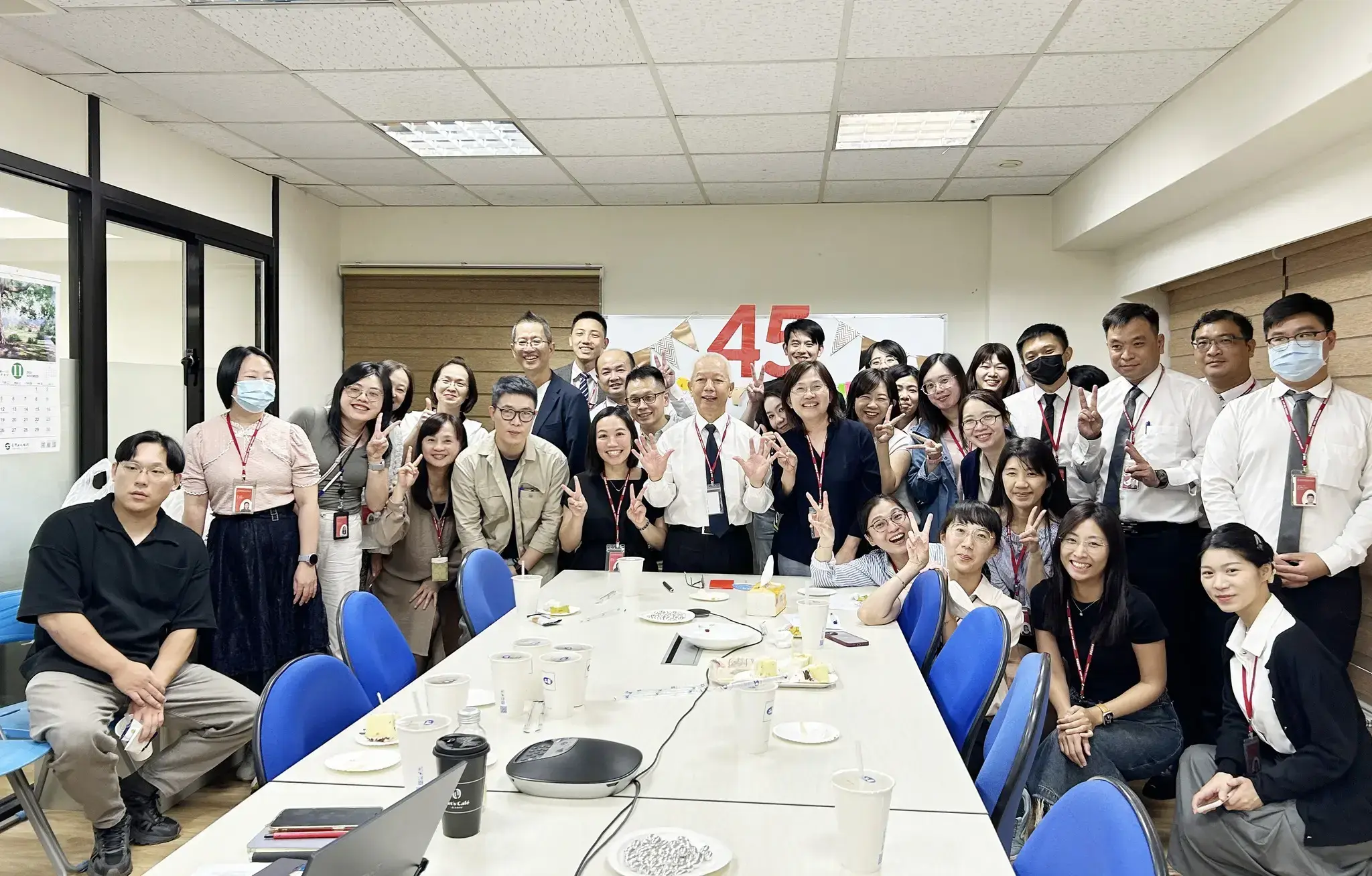 勤億蛋品科技迎來創立 45 周年生日，創辦人暨董事長古榮海（中）與員工一同熱鬧慶祝。（圖片來源／勤億蛋品科技）