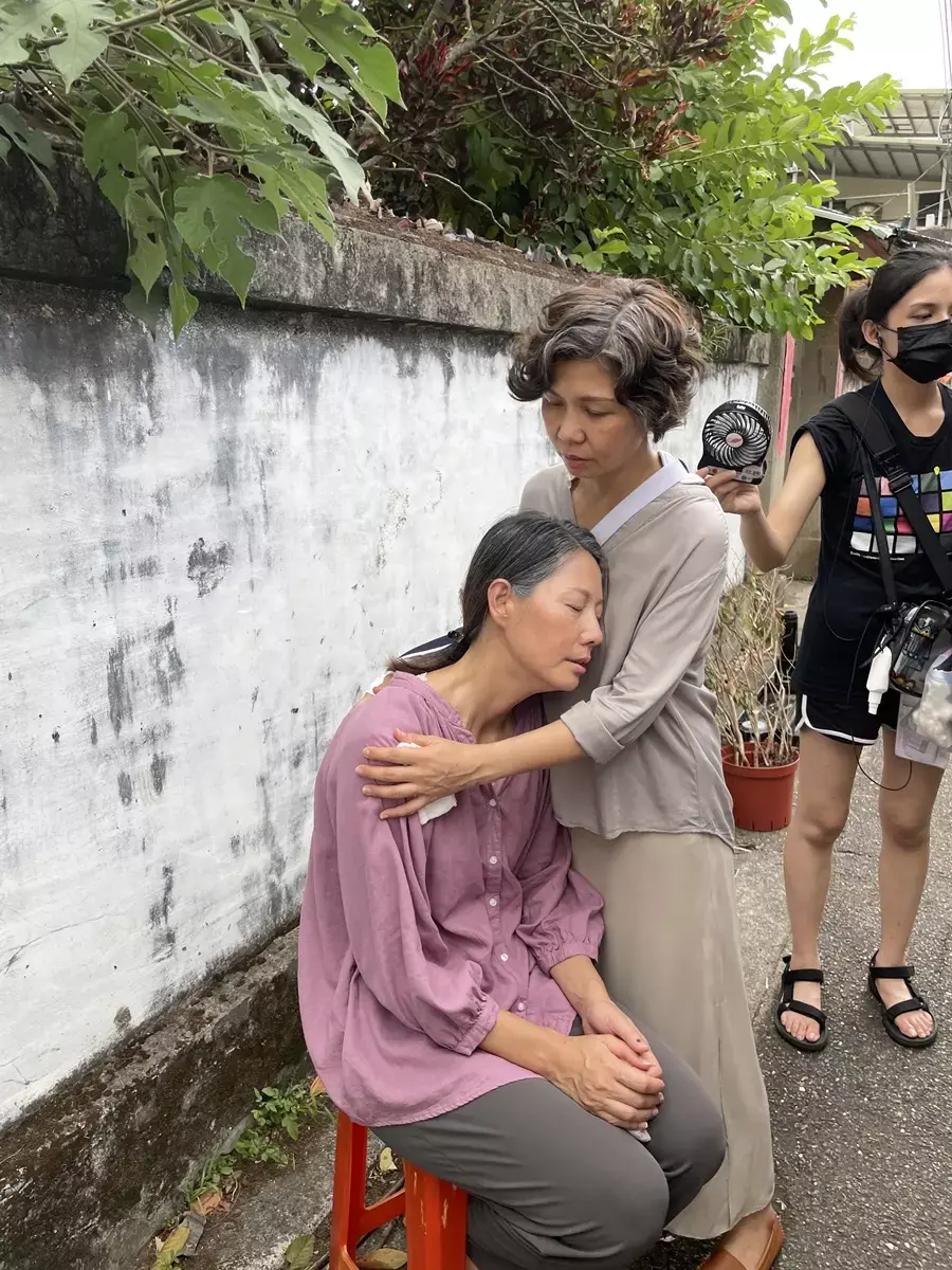 丁寧（左起）和于子育在《她和她的她》有場張力十足的衝突戲，演完後她整個人虛脫。（齊石提供）