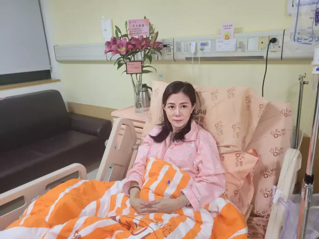 小彤罹癌開刀後略顯憔悴,但內心有鋼鐵般的意志要戰勝胰臟癌。(圖片來源/馬可孛羅) 小彤罹癌開刀後略顯憔悴,但內心有鋼鐵般的意志要戰勝胰臟癌。(圖片來源/馬可孛羅)