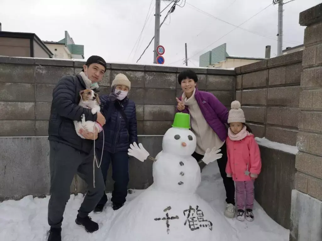 工藤將和和家人堆雪人，感情深厚。（圖片來源／工藤將和）