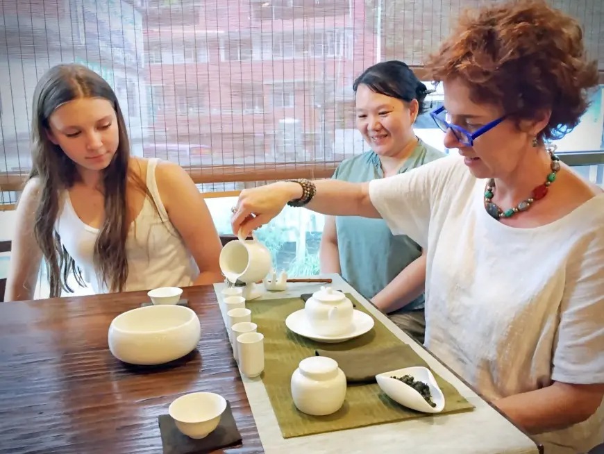 臺灣茶揚名國際，可以透過遊程安排讓外國旅客走訪茶園、了解茶文化及不同茶種，不僅只是買一杯珍珠奶茶而已。（圖片來源：飛亞旅行社）