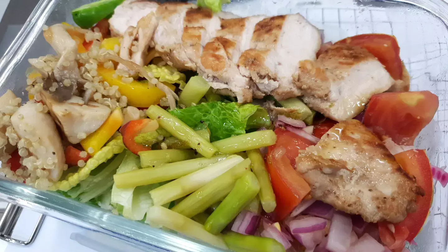素食葷食交替吃,攝取健康足夠的能量。 素食葷食交替吃,攝取健康足夠的能量。