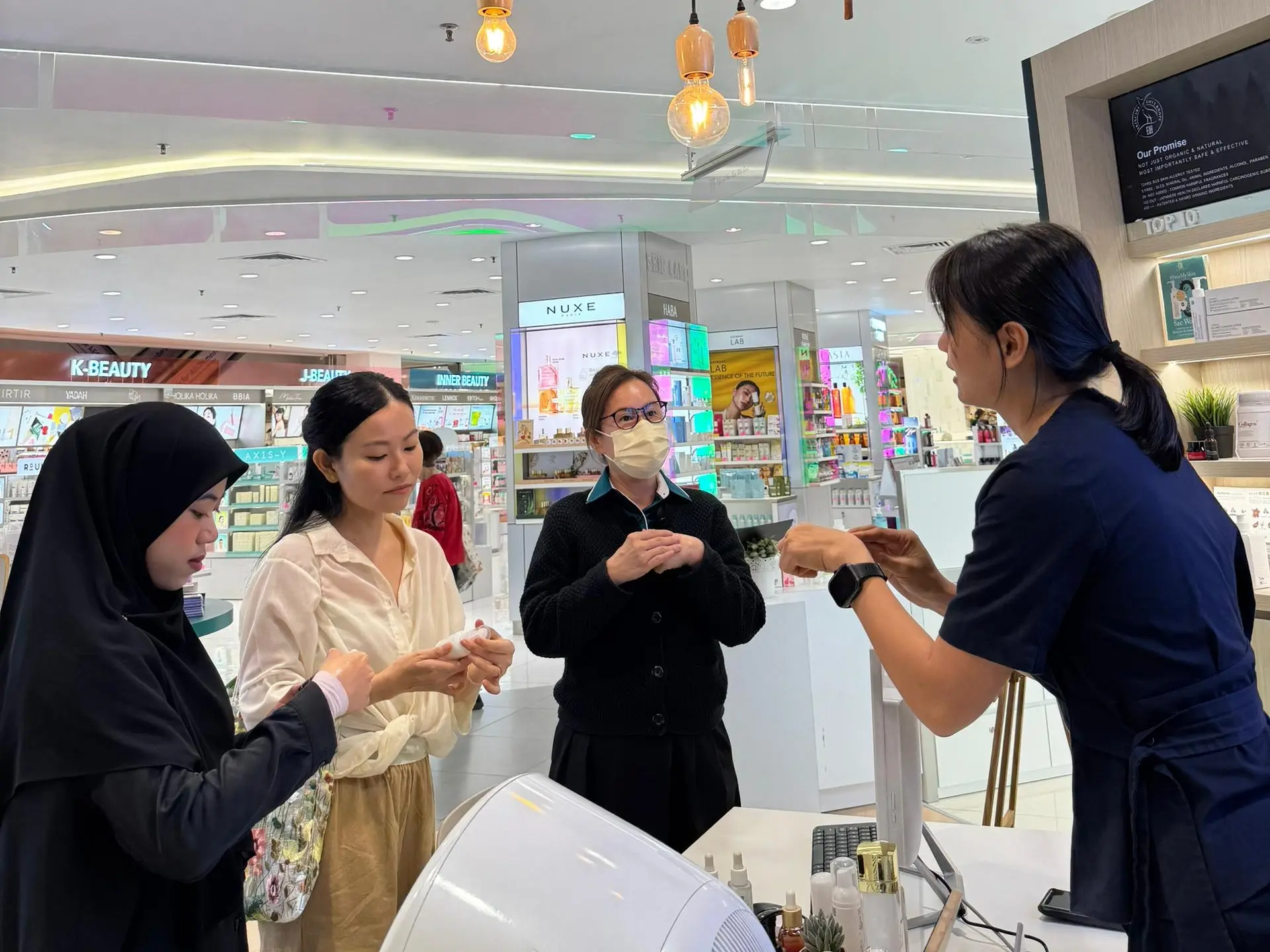 ERH美容顧問於實體櫃位,提供專業肌膚測試與護膚諮詢,提升品牌信任感。(資料來源/十藝生技) ERH美容顧問於實體櫃位,提供專業肌膚測試與護膚諮詢,提升品牌信任感。(資料來源/十藝生技)