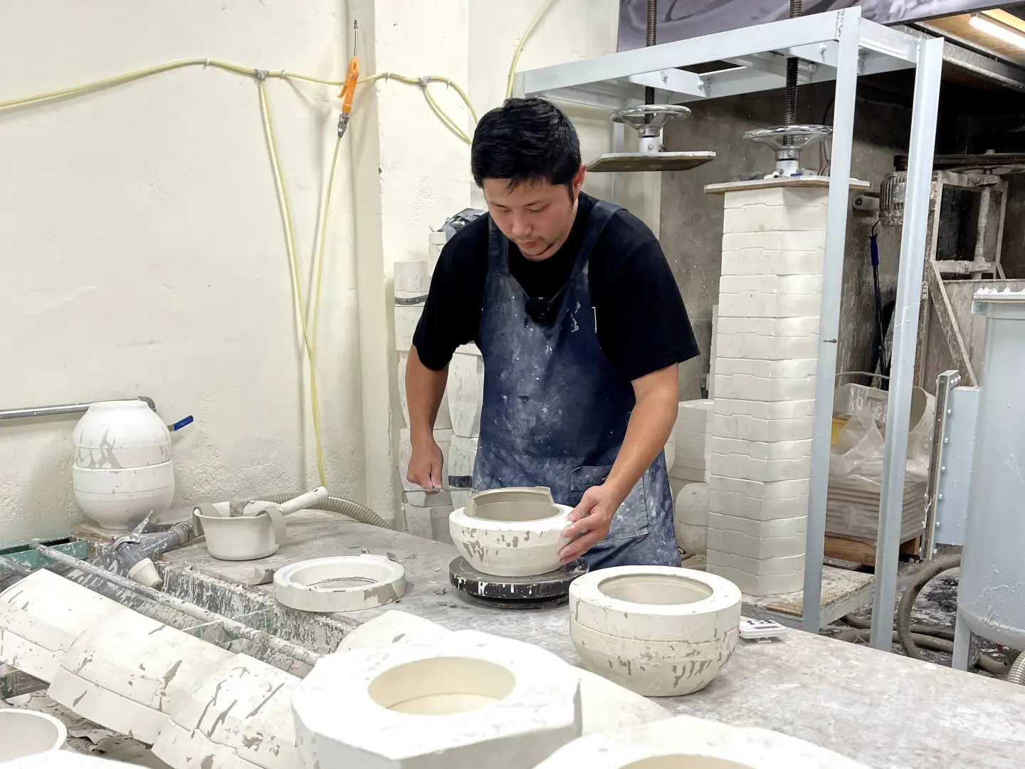 「烏金菱殼碳能量陶瓷碗」採用無毒無鉛釉料,透過獨家研磨技術,加上職人六道工序手作而成,將農業廢棄物轉化為寵物精品。(資料來源:貪貪Munchee) 「烏金菱殼碳能量陶瓷碗」採用無毒無鉛釉料,透過獨家研磨技術,加上職人六道工序手作而成,將農業廢棄物轉化為寵物精品。(資料來源:貪貪Munchee)