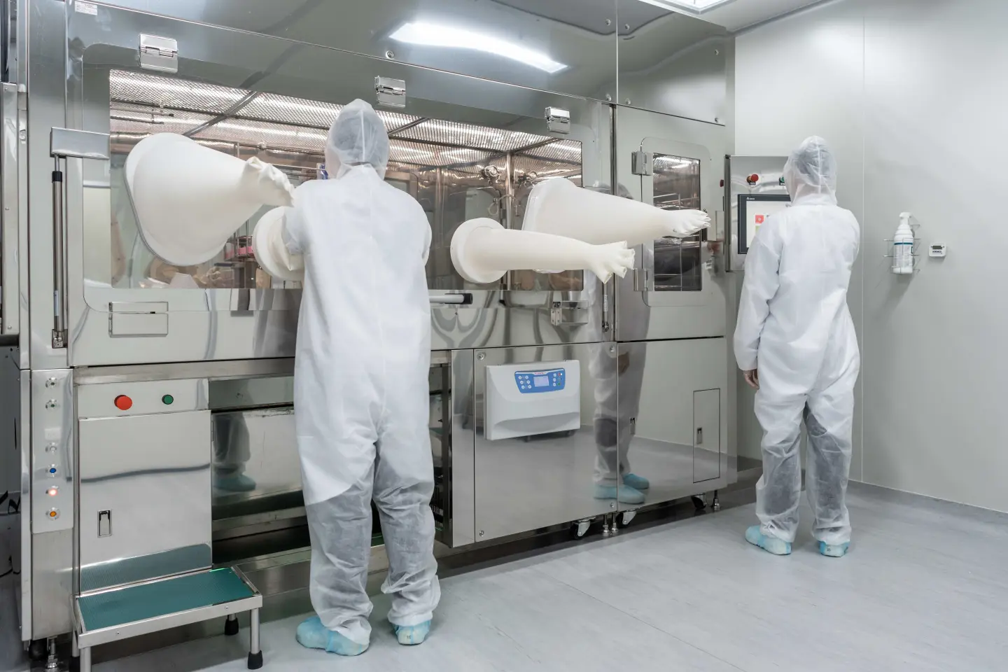 亞家生技自主研發「製藥用無菌隔離裝置」(YJ-Isolator),是確保細胞製劑生產品質與安全性的關鍵技術。(資料來源:亞家生技) 亞家生技自主研發「製藥用無菌隔離裝置」(YJ-Isolator),是確保細胞製劑生產品質與安全性的關鍵技術。(資料來源:亞家生技)