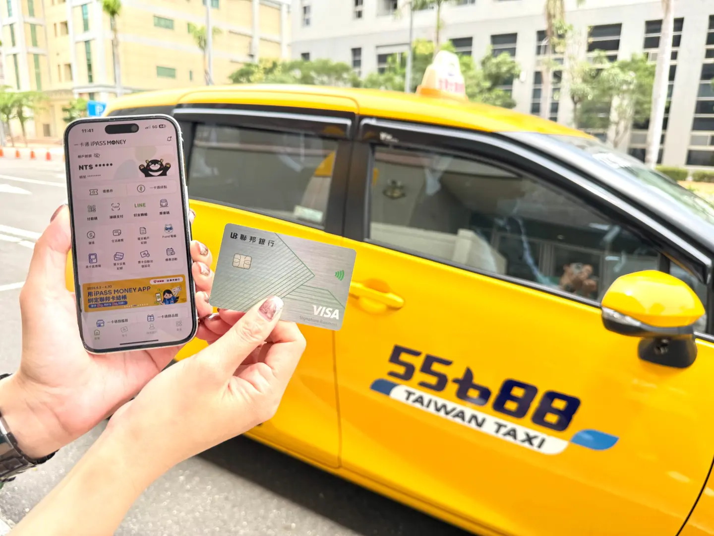 大眾可透過 iPASS MONEY App 綁定金融卡或信用卡,掃碼支付車資,輕鬆完成搭車與付款流程,還能獲得一卡通綠點回饋,實踐快速、安全又環保的行動生活。(圖片來源/iPASS 一卡通) 大眾可透過 iPASS MONEY App 綁定金融卡或信用卡,掃碼支付車資,輕鬆完成搭車與付款流程,還能獲得一卡通綠點回饋,實踐快速、安全又環保的行動生活。(圖片來源/iPASS 一卡通)