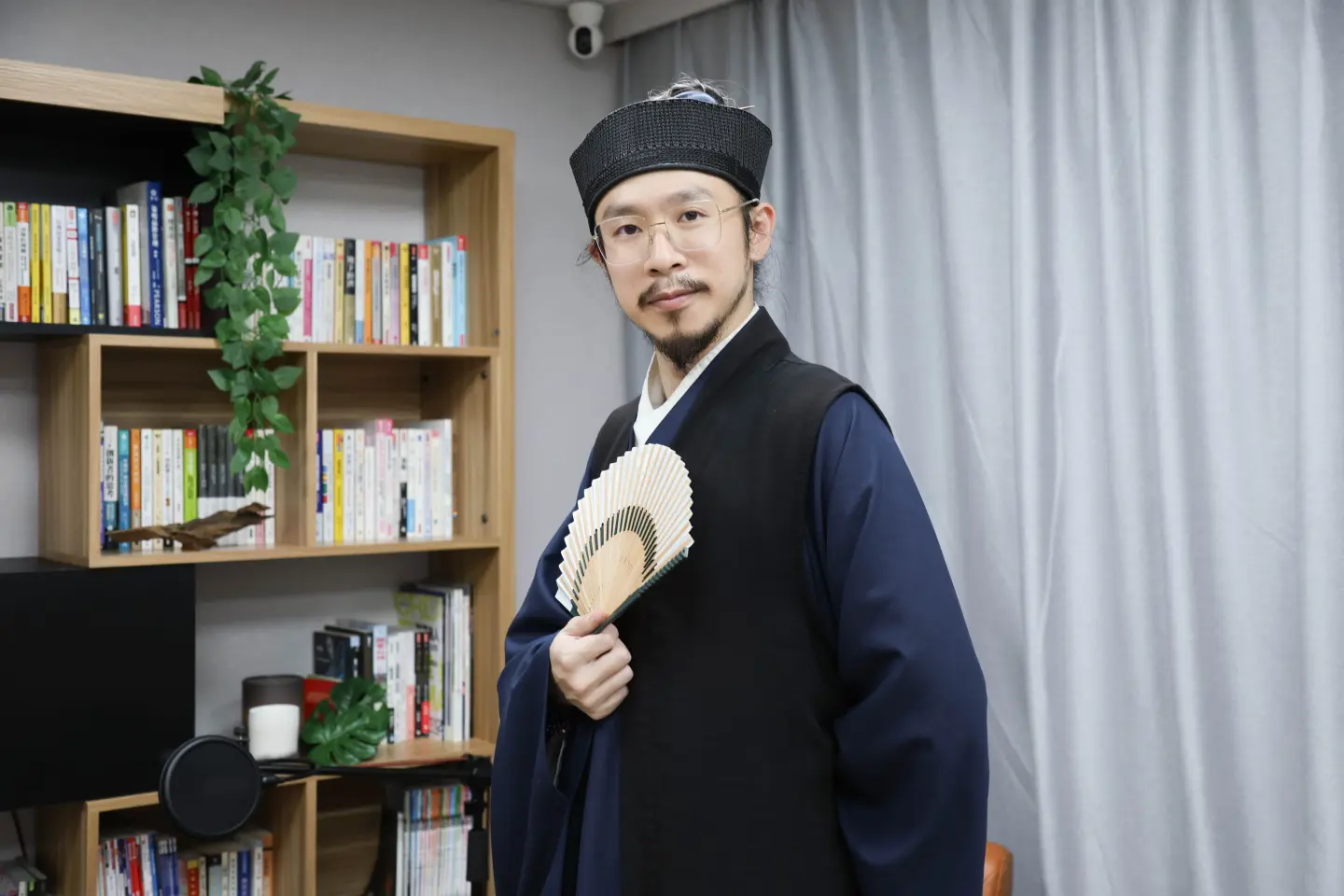 與玄天上帝的不解之緣,起源於 2014 年的遶境活動,對何宿玄來說,這冥冥中的註定緣分,是他持續推行道教文化的動力之一。(攝影/葉仁琛) 與玄天上帝的不解之緣,起源於 2014 年的遶境活動,對何宿玄來說,這冥冥中的註定緣分,是他持續推行道教文化的動力之一。(攝影/葉仁琛)