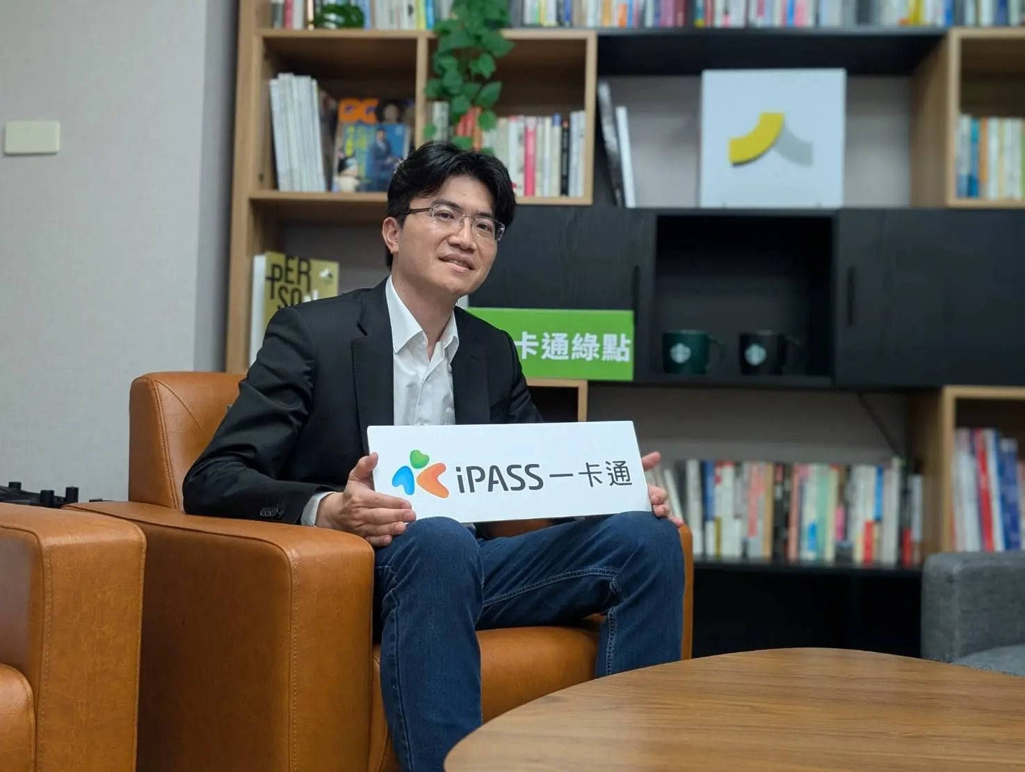 從長輩到孩童、儲值卡到綠色行動,iPASS 一卡通總經理鄭鎧尹推動科技服務兼顧多元需求,讓每個人都能安心參與城市數位生活。(攝影/林昶廷) 從長輩到孩童、儲值卡到綠色行動,iPASS 一卡通總經理鄭鎧尹推動科技服務兼顧多元需求,讓每個人都能安心參與城市數位生活。(攝影/林昶廷)
