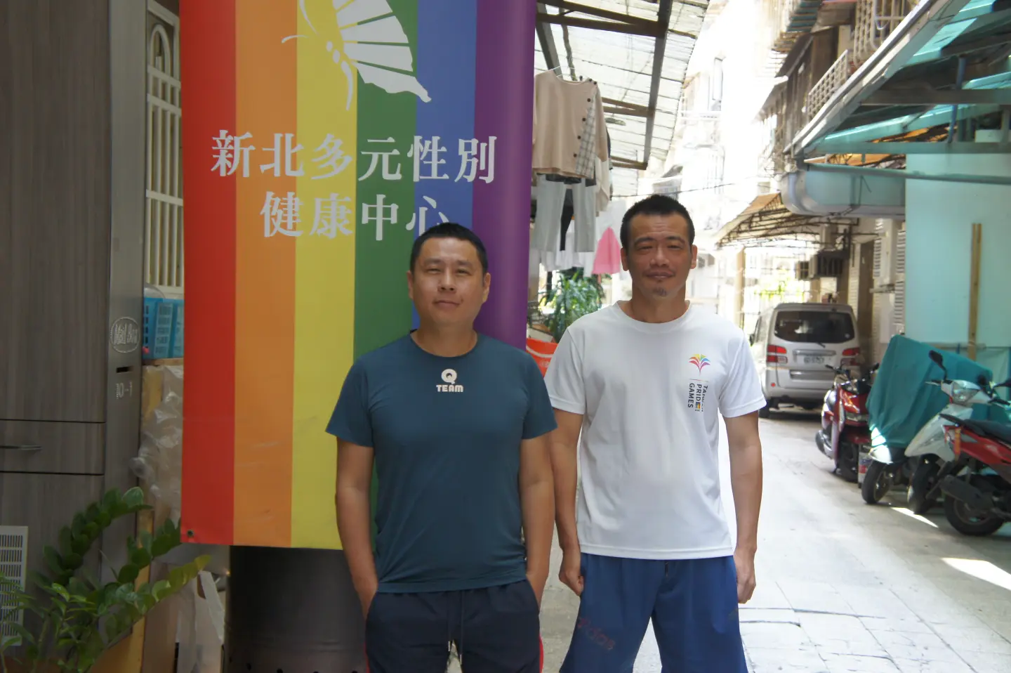 楊智群(右)與賴文偉(左)領導的台灣同志運動發展協會,除了推廣性別多元的體育賽事活動外,也致力於同志社會運動的推動。(攝影/許程睿) 楊智群(右)與賴文偉(左)領導的台灣同志運動發展協會,除了推廣性別多元的體育賽事活動外,也致力於同志社會運動的推動。(攝影/許程睿)