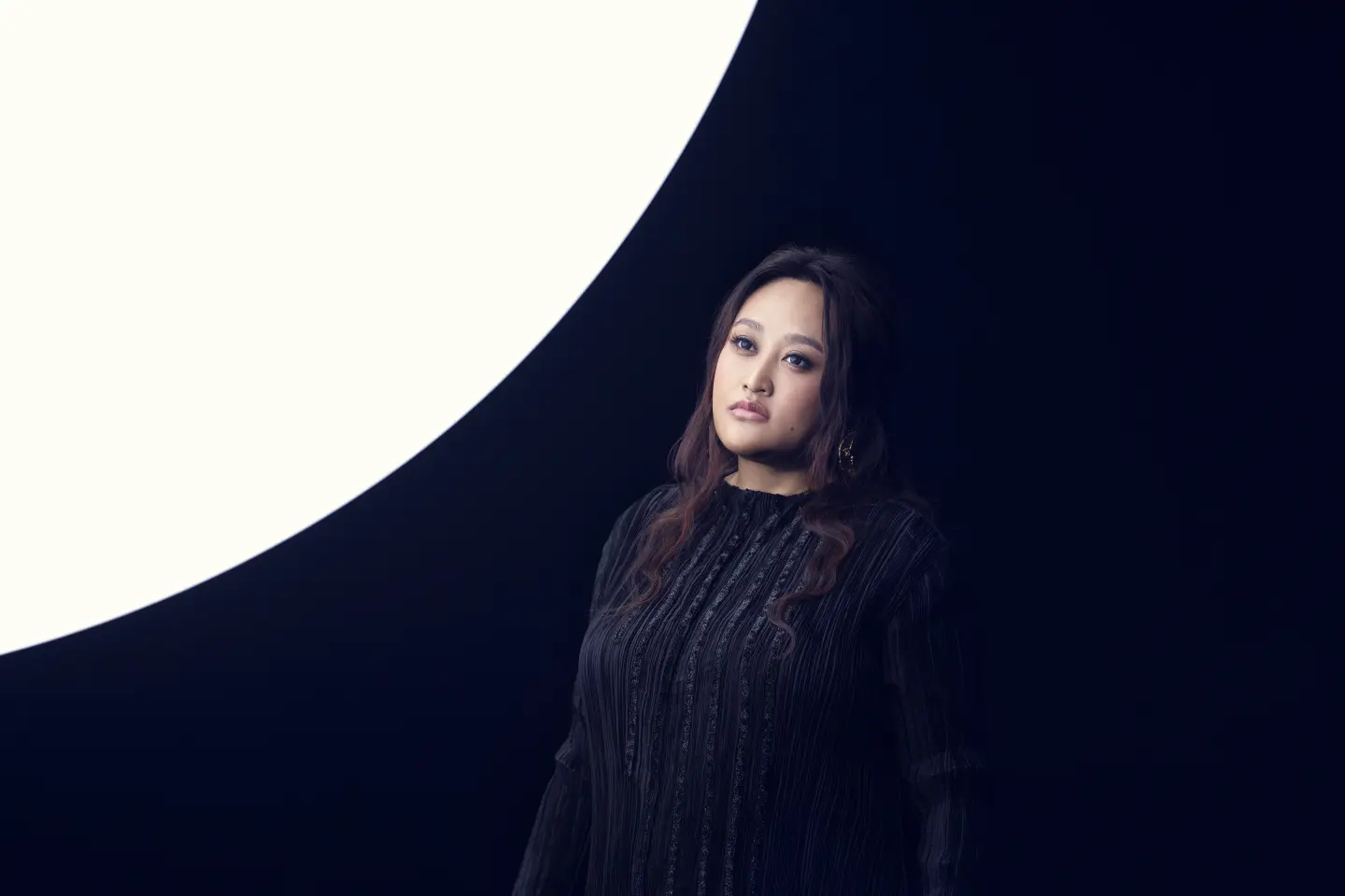 家家把思鄉之情寫成創作歌曲〈月不落〉。(圖片來源/相信音樂) 家家把思鄉之情寫成創作歌曲〈月不落〉。(圖片來源/相信音樂)