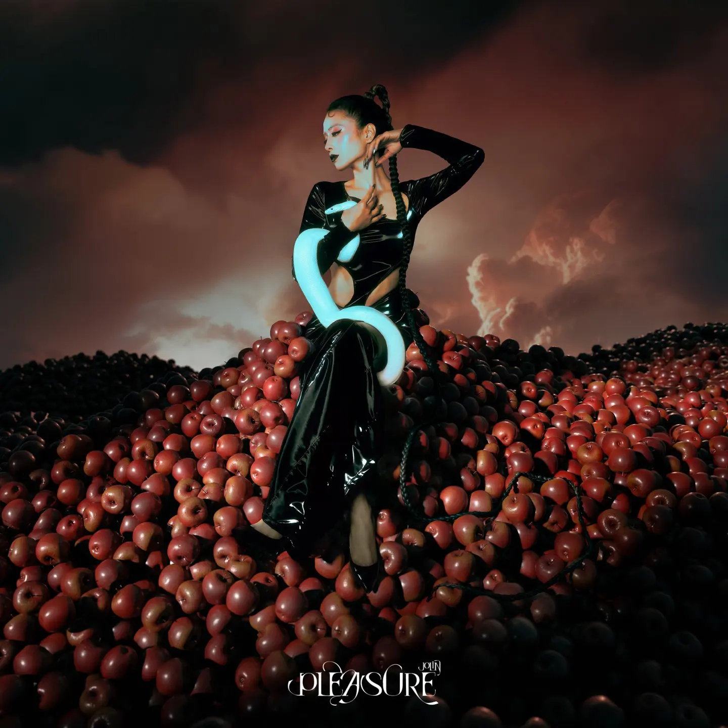 蔡依林陸續釋出《Pleasure》概念照,她身穿漆黑勁裝,坐在蘋果堆上與發光的蛇共存,透過視覺隱喻探討慾望本質。(圖片來源/蔡依林臉書) 蔡依林陸續釋出《Pleasure》概念照,她身穿漆黑勁裝,坐在蘋果堆上與發光的蛇共存,透過視覺隱喻探討慾望本質。(圖片來源/蔡依林臉書)