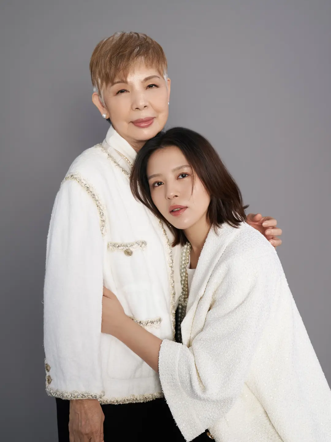 劉品言依偎在媽媽胸前,母女倆一路互相照顧扶持。(圖片來源/鴻言娛樂提供) 劉品言依偎在媽媽胸前,母女倆一路互相照顧扶持。(圖片來源/鴻言娛樂提供)