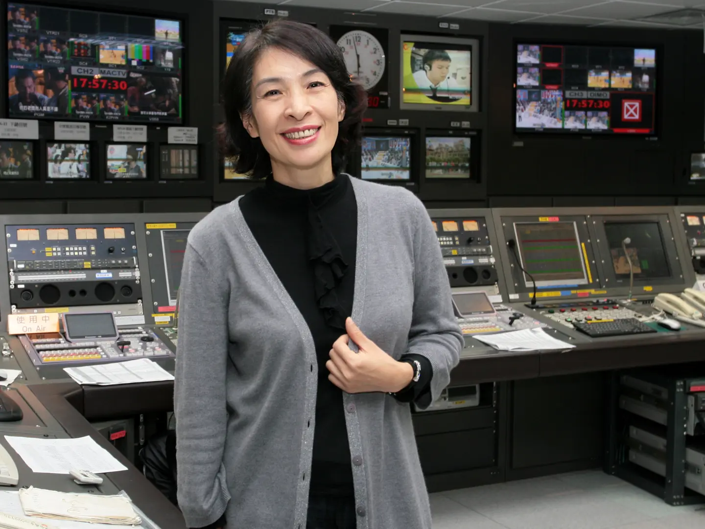 回憶起變動快速的 90 年代初期,馮賢賢感性地說:「90 年代的臺灣有點像是一個掀開了蓋子的壓力鍋,那是讓人非常興奮的時代,你會覺得任何事情都是有可能的。或者說,要在那樣子的氛圍之下,才有可能做出一些不一樣的事情。」(圖片來源/公視提供) 回憶起變動快速的 90 年代初期,馮賢賢感性地說:「90 年代的臺灣有點像是一個掀開了蓋子的壓力鍋,那是讓人非常興奮的時代,你會覺得任何事情都是有可能的。或者說,要在那樣子的氛圍之下,才有可能做出一些不一樣的事情。」(圖片來源/公視提供)