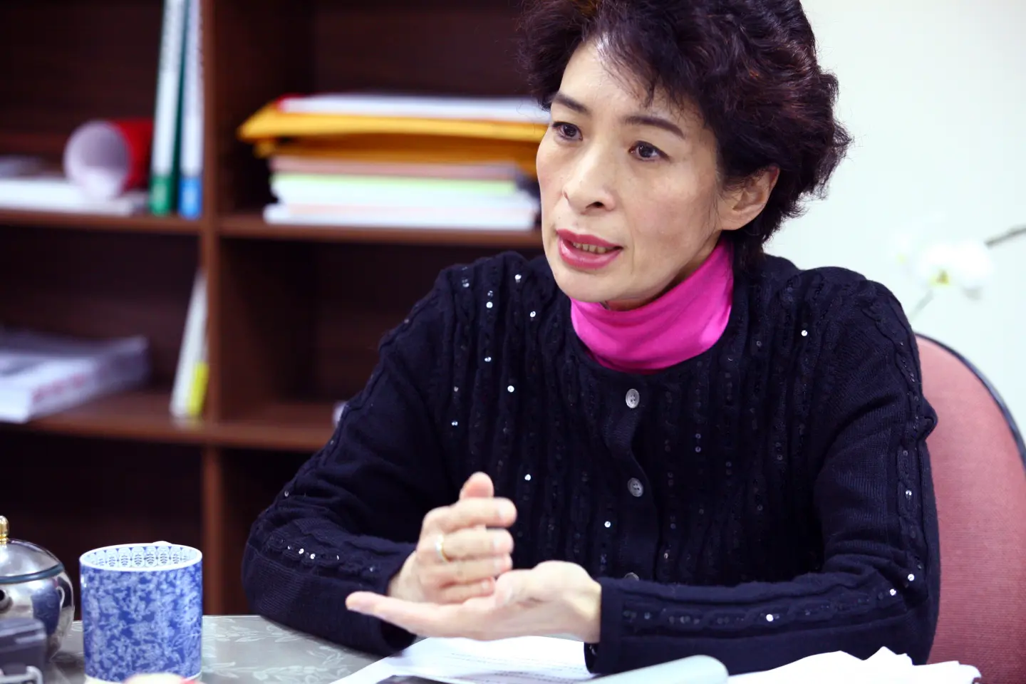 不論是在哪個職位上,馮賢賢都不畏懼說出心中真正的想法,並想辦法對現狀做出改變。(圖片來源/公視提供) 不論是在哪個職位上,馮賢賢都不畏懼說出心中真正的想法,並想辦法對現狀做出改變。(圖片來源/公視提供)