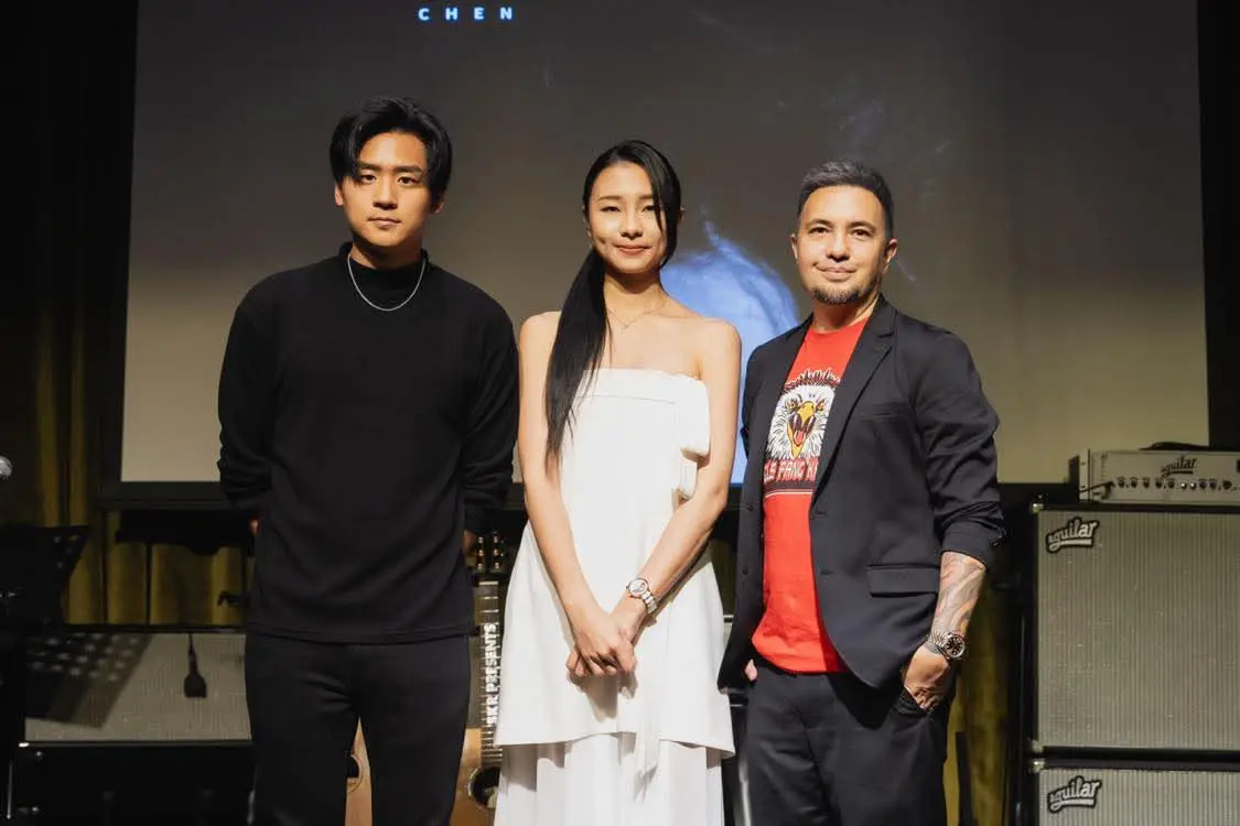 李杰明(左)、陶山老師(右)是陳忻玥在音樂上很重要的合作夥伴,三人各有所長,鐵三角組合一起發揮得淋漓盡致。(圖片來源/陶山音樂) 李杰明(左)、陶山老師(右)是陳忻玥在音樂上很重要的合作夥伴,三人各有所長,鐵三角組合一起發揮得淋漓盡致。(圖片來源/陶山音樂)