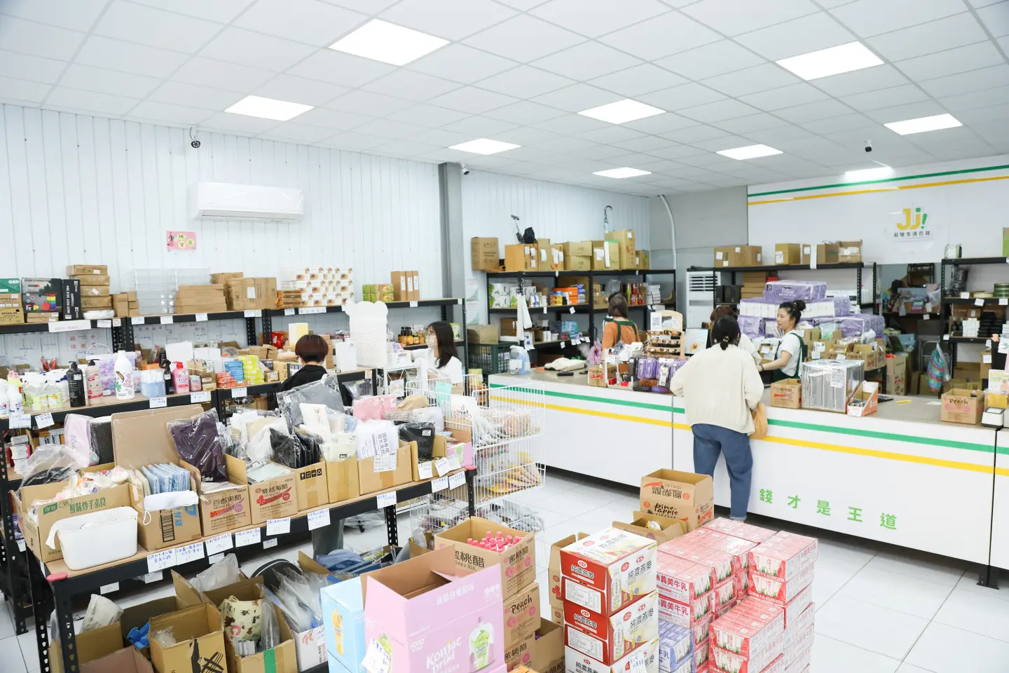 莊敬百貨開放加盟店,帶來更大的責任與壓力,也幫助楊春梅母女繼續成長。(攝影/葉仁琛) 莊敬百貨開放加盟店,帶來更大的責任與壓力,也幫助楊春梅母女繼續成長。(攝影/葉仁琛)