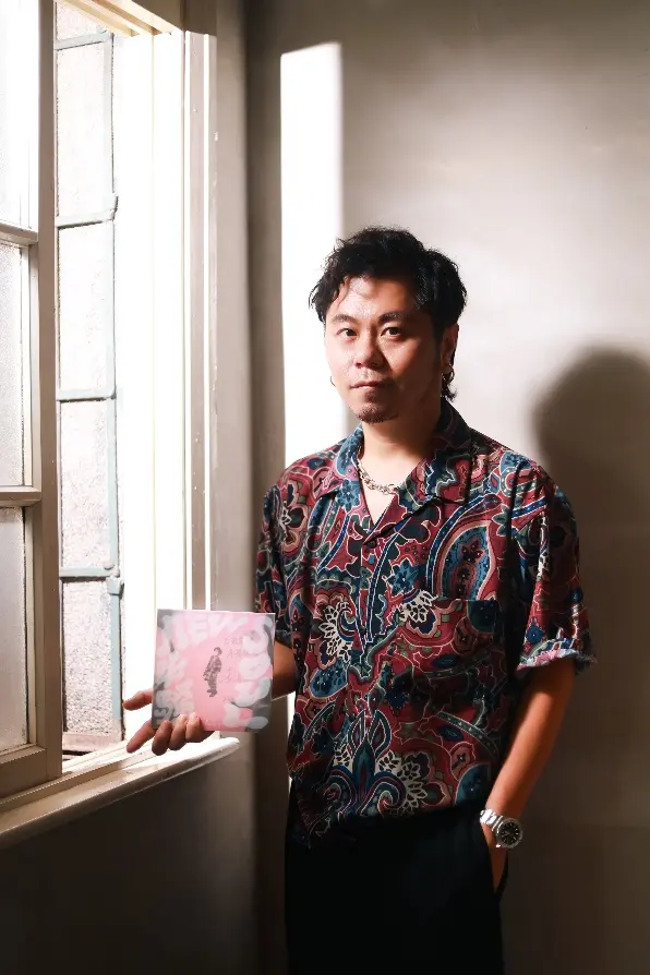 透過音樂創作,黃子軒期待自己的母語不只能貼近生活,也能呼應當代。(攝影/葉仁琛) 透過音樂創作,黃子軒期待自己的母語不只能貼近生活,也能呼應當代。(攝影/葉仁琛)