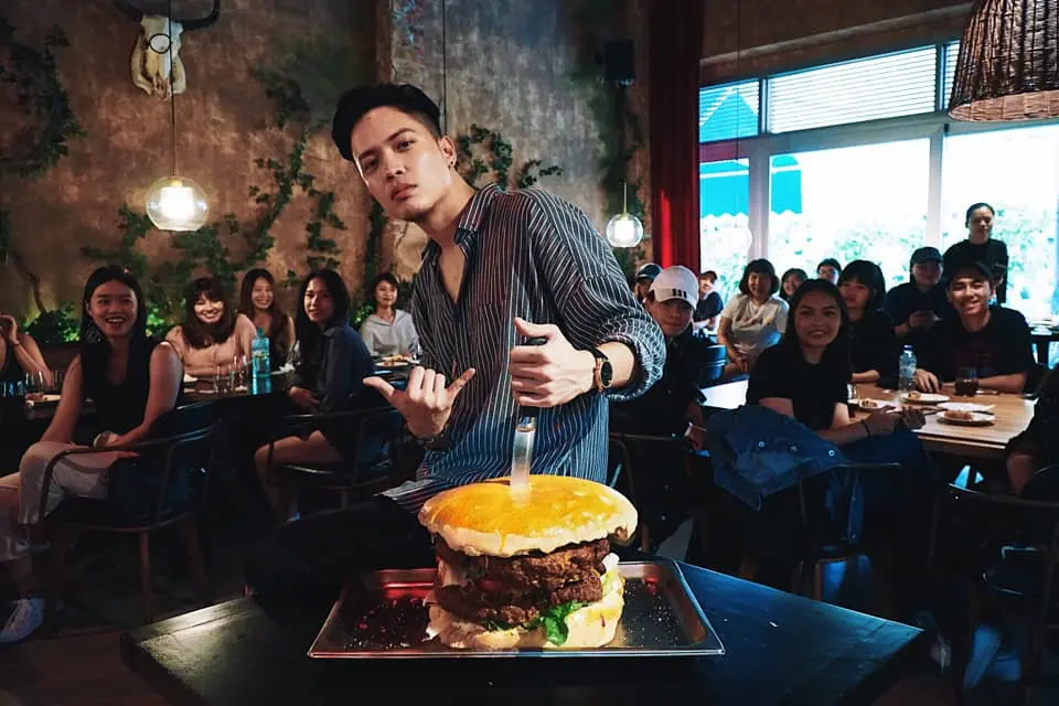 喜愛料理的 J.Sheon,對食物的喜好,同樣也展現在他對聲音的偏執。創作音樂的過程中,就如同在烹煮一道料理一樣。(圖片來源/索尼音樂) 喜愛料理的 J.Sheon,對食物的喜好,同樣也展現在他對聲音的偏執。創作音樂的過程中,就如同在烹煮一道料理一樣。(圖片來源/索尼音樂)