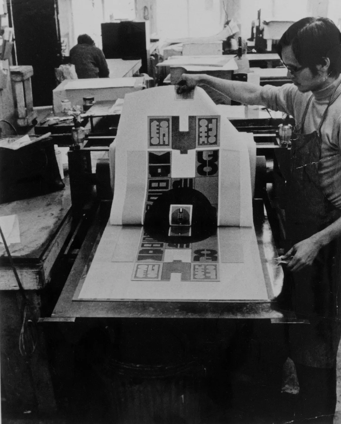 1969 年廖修平於紐約創意版畫工作室印製作品《太陽節》。(圖片來源/廖修平) 1969 年廖修平於紐約創意版畫工作室印製作品《太陽節》。(圖片來源/廖修平)