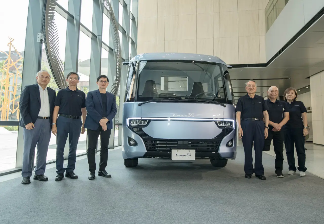 The management team, partners, and shareholders of Cruise10 Technology Co., Ltd. From left to right: Yeh Yi-Hao, Chairman of Elan Microelectronics; Yang Tzu-Jen, General Manager of Cruise10; Tung Tzu-Hsien, Chairman of Pegatron; Stan Shih, Founder of Acer; Wu Kuang-Yi, Chairman of Cruise10; and Yang’s wife, Chiang Pei-Shan. (Courtesy of Cruise10 Technology) The management team, partners, and shareholders of Cruise10 Technology Co., Ltd. From left to right: Yeh Yi-Hao, Chairman of Elan Microelectronics; Yang Tzu-Jen, General Manager of Cruise10; Tung Tzu-Hsien, Chairman of Pegatron; Stan Shih, Founder of Acer; Wu Kuang-Yi, Chairman of Cruise10; and Yang’s wife, Chiang Pei-Shan. (Courtesy of Cruise10 Technology)