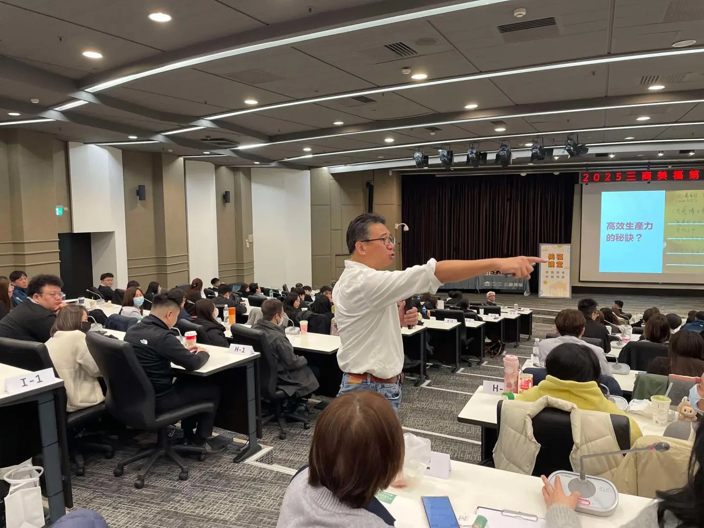 無論上課或演講,王永福熱愛與學生、聽眾互動。(圖片來源/王永福) 無論上課或演講,王永福熱愛與學生、聽眾互動。(圖片來源/王永福)