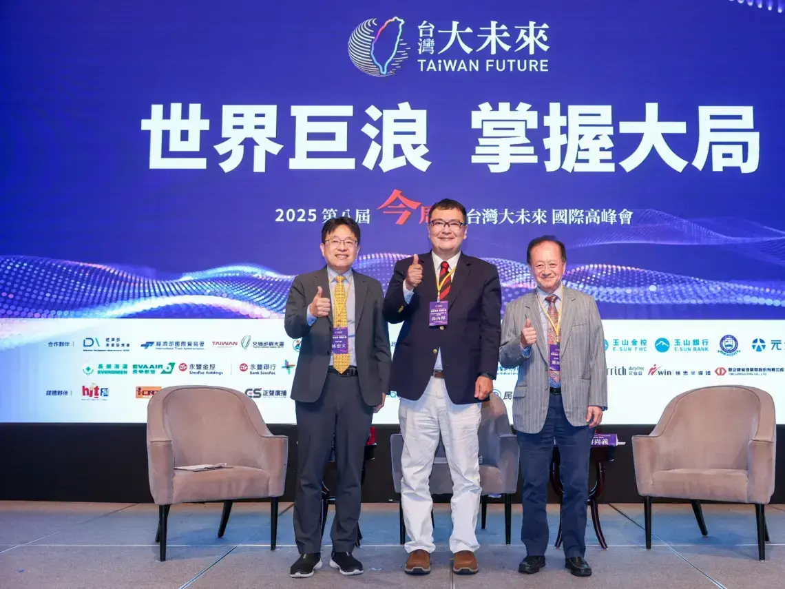 the author Hung-Wen Lin, Waseda University Professor Atsushi Osanai, and Chiang Shang-Yi, Chairman of Ardentec Technology. (Courtesy of BusinessToday Taiwan) the author Hung-Wen Lin, Waseda University Professor Atsushi Osanai, and Chiang Shang-Yi, Chairman of Ardentec Technology. (Courtesy of BusinessToday Taiwan)