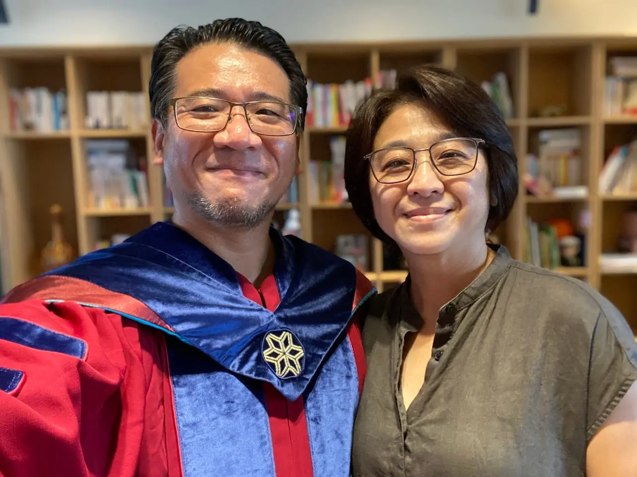 王永福(左)與妻子嚴嘉琪(右)合著《認真,就不輸了》,強調「人生不是短跑,而是超級馬拉松。」勉勵家長別為一時的成績焦慮。(圖片來源/王永福) 王永福(左)與妻子嚴嘉琪(右)合著《認真,就不輸了》,強調「人生不是短跑,而是超級馬拉松。」勉勵家長別為一時的成績焦慮。(圖片來源/王永福)