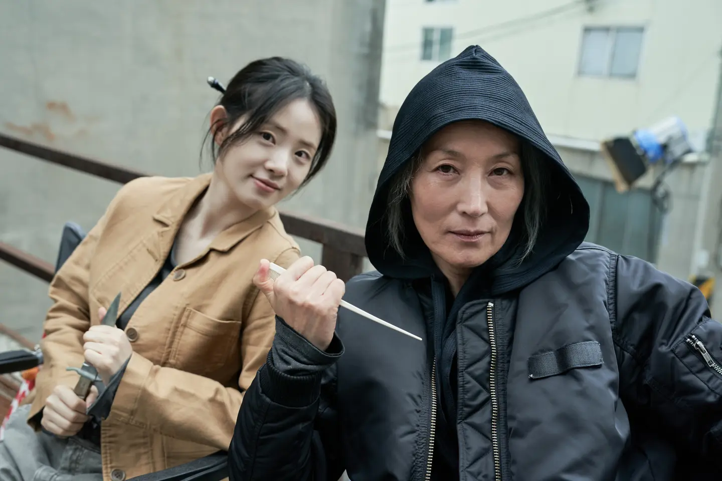 申始雅與李慧英分別飾演殺手「爪角」的年輕時期與老年。(圖片來源/鴻聯國際) 申始雅與李慧英分別飾演殺手「爪角」的年輕時期與老年。(圖片來源/鴻聯國際)