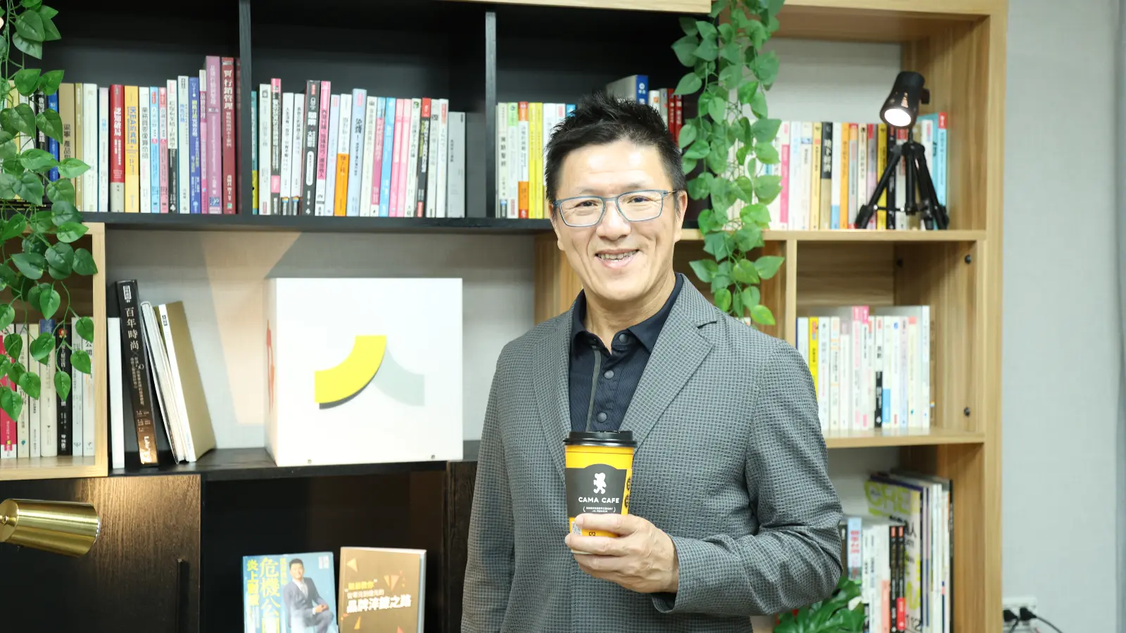 何炳霖堅信,雙手要空出來,才會有更多思維。(攝影/葉仁琛) 何炳霖堅信,雙手要空出來,才會有更多思維。(攝影/葉仁琛)