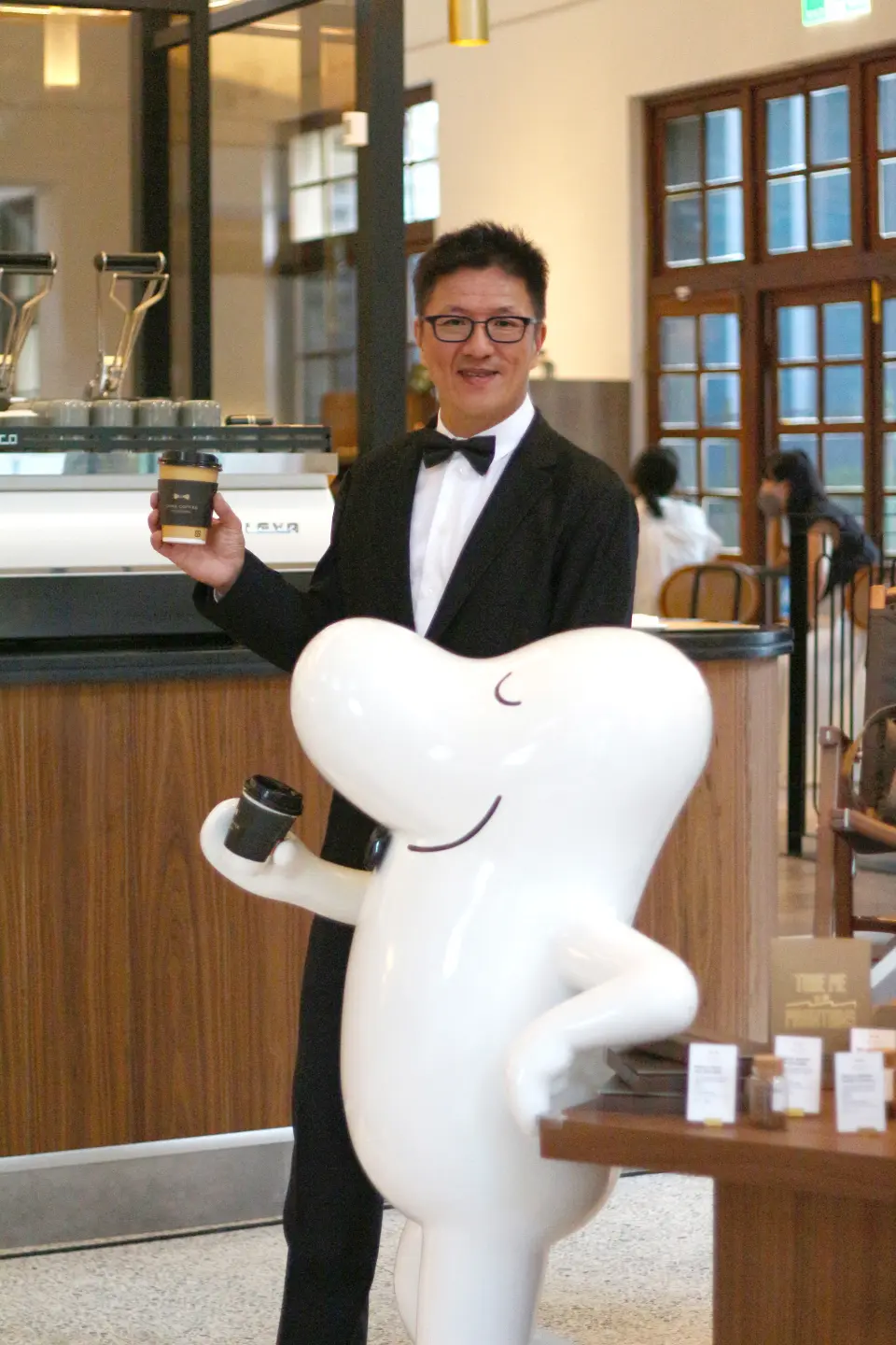 何炳霖出席 CAMA CAFE 第二號旗艦店「豆留文青」記者會,與一手打造的 IP 角色「Beano」合影。(圖片來源/何炳霖) 何炳霖出席 CAMA CAFE 第二號旗艦店「豆留文青」記者會,與一手打造的 IP 角色「Beano」合影。(圖片來源/何炳霖)