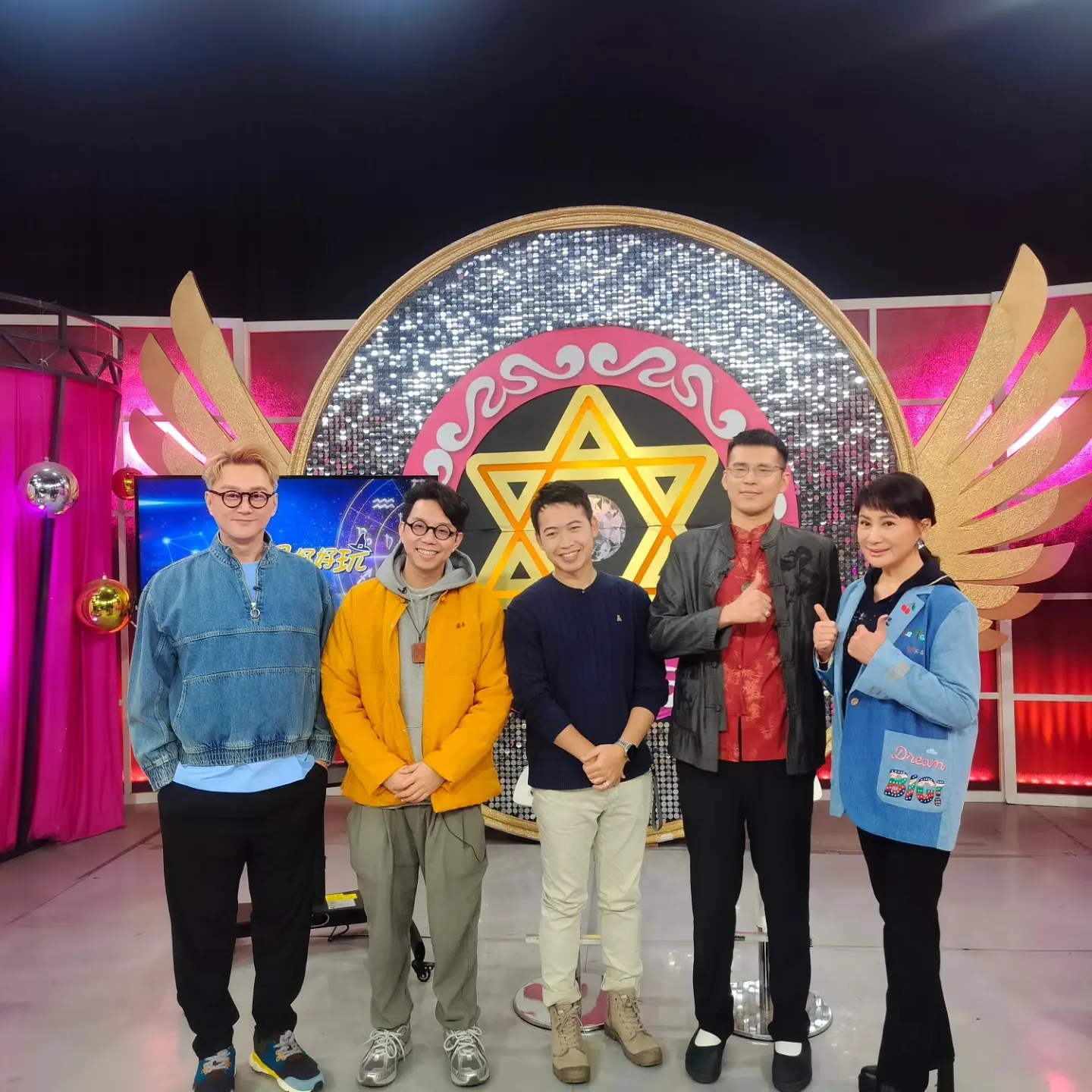 身材高挑,長相帥氣的于治詮(右二),說起話來隨性而不拘謹,許多人或許曾在電視新聞或網路媒體中看過他的身影。(圖片來源/于治詮) 身材高挑,長相帥氣的于治詮(右二),說起話來隨性而不拘謹,許多人或許曾在電視新聞或網路媒體中看過他的身影。(圖片來源/于治詮)