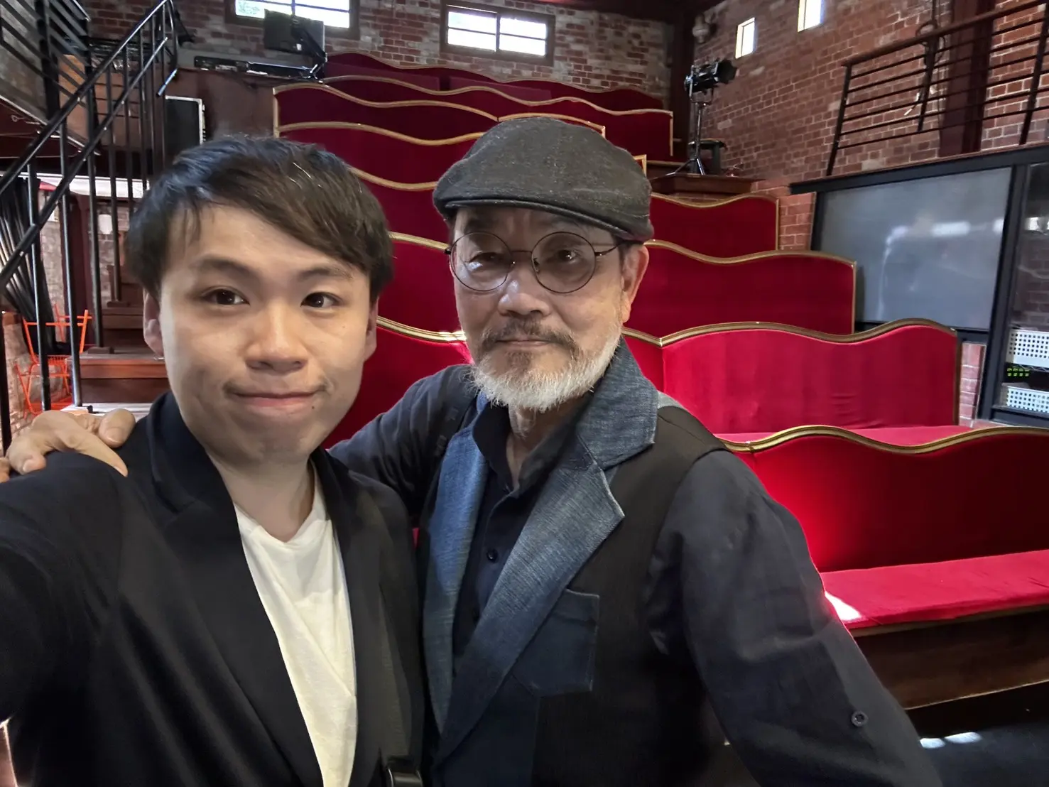 逆風樓原本是「台原亞洲偶戲博物館」,2020 年林經甫(右)先生將珍藏的偶戲文物捐出後,物館成了閒置空間,在與成瑋盛(左)詳談後,深受逆風劇團的精神感動,於 2022 年底將這棟百年建築物租給了他們。(圖片來源/成瑋盛) 逆風樓原本是「台原亞洲偶戲博物館」,2020 年林經甫(右)先生將珍藏的偶戲文物捐出後,物館成了閒置空間,在與成瑋盛(左)詳談後,深受逆風劇團的精神感動,於 2022 年底將這棟百年建築物租給了他們。(圖片來源/成瑋盛)