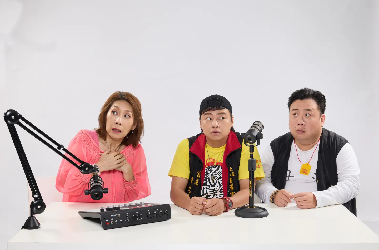 將於 2025 年 9 月 26 至 28 日在臺北城市舞台首演的《詭哭郎嚎》舞臺劇，改編自郎祖筠主持的 Podcast 節目，是一齣「驚悚又溫暖」的靈異劇場作品。（圖片來源／郎祖筠）