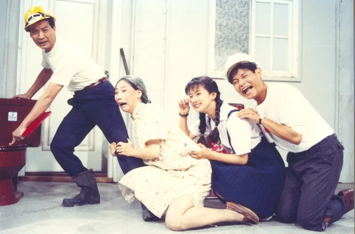 郎祖筠（左二）第一次參與《連環泡》短劇演出，與楊慶煌（左一）、李祖寧（右二）、許效舜（右一）等人合作。（圖片來源／郎祖筠）