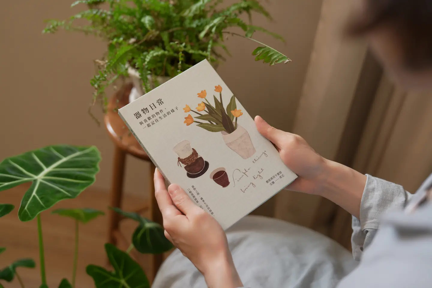 《器物日常》藝術萬用卡畫冊以常芷喜愛的器皿為創作靈感。(圖片來源／Better Life 好感生活研究所)