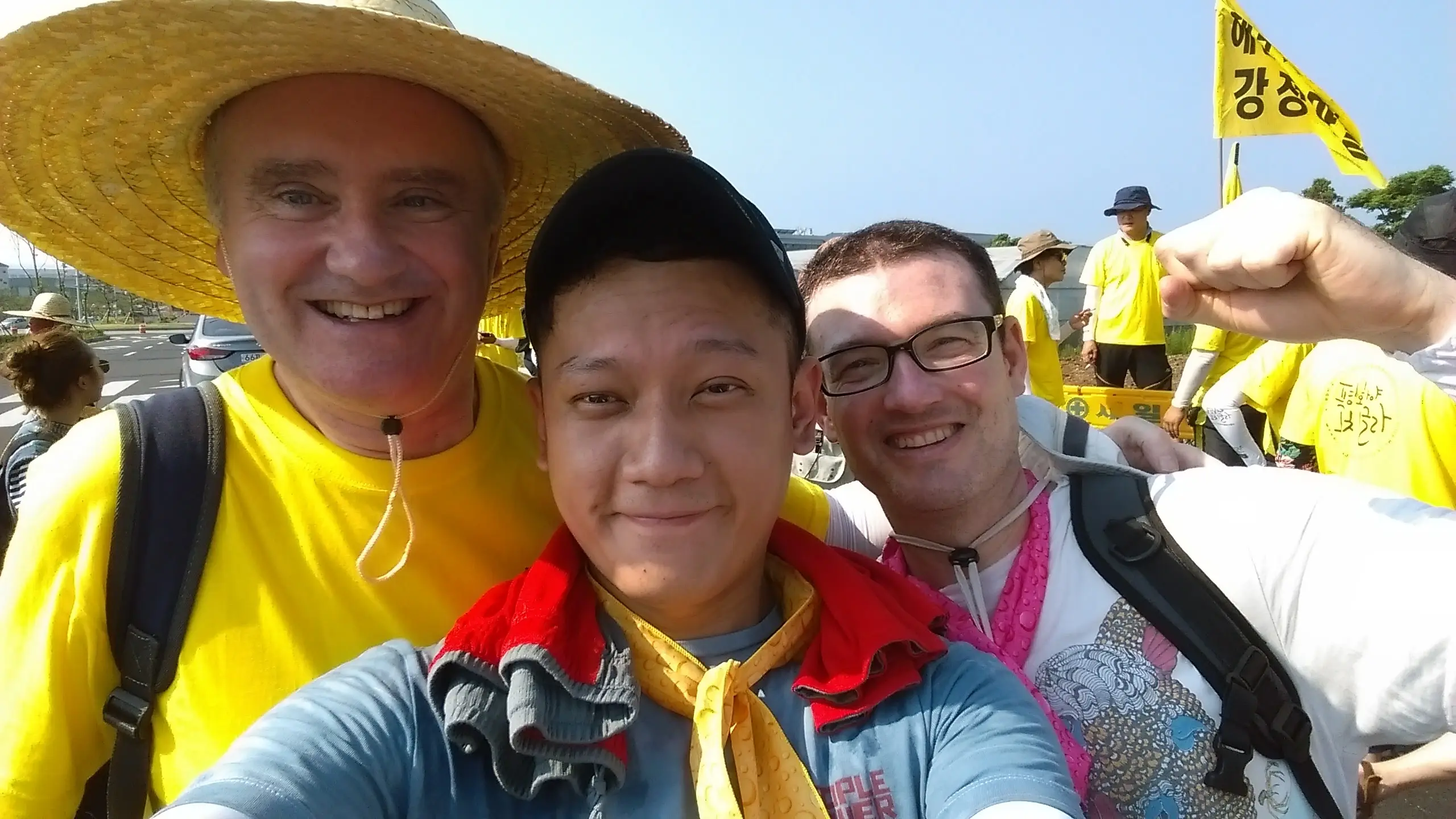 在韓國 NGO 組織的工作經驗，感受到豐沛的社會運動能量，讓楊智強（圖中）留下深刻印象，也影響了他日後的職業走向。（圖片來源／楊智強）