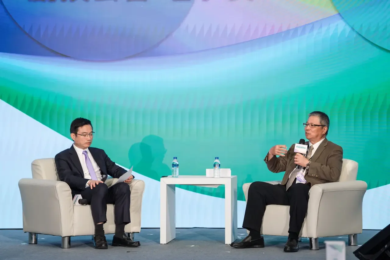 Wistron Chairman Simon Lin (right) in conversation with Taiwan Venture Capital Association Chairman Chiu Te-cheng. (Photo courtesy of Taiwan Venture Capital Association)