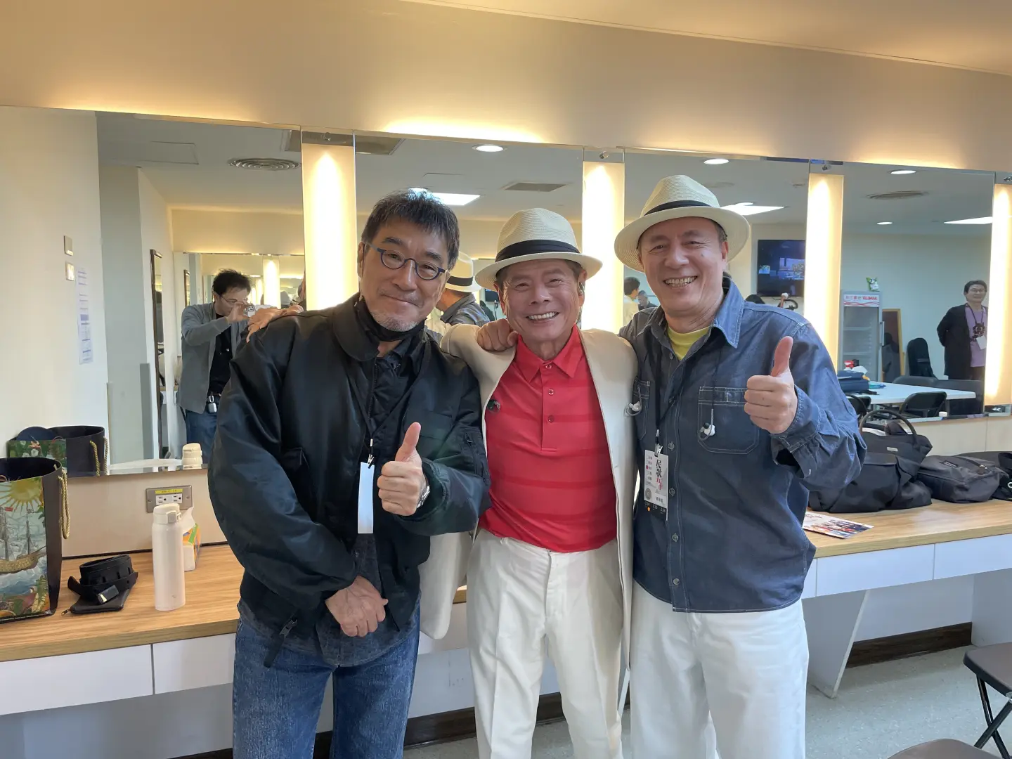 人稱「吳董、楚楚哥」的吳楚楚(圖中),曾與李宗盛(圖左)等眾多影響華語樂壇走向的音樂人合作。(圖片來源/吳楚楚) 人稱「吳董、楚楚哥」的吳楚楚(圖中),曾與李宗盛(圖左)等眾多影響華語樂壇走向的音樂人合作。(圖片來源/吳楚楚)