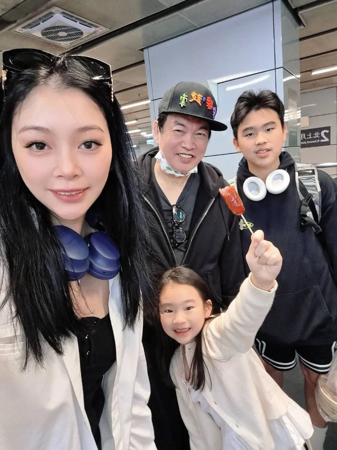 老婆與子女是康康努力工作的動力,一家四口其樂融融。(圖片來源/康康臉書) 老婆與子女是康康努力工作的動力,一家四口其樂融融。(圖片來源/康康臉書)
