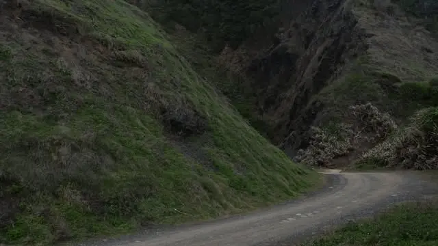走上這條歷史悠久的琅嶠古道,吳燦政用全身去感受地形、風向、濕度與時代記憶。(圖片來源/吳燦政) 走上這條歷史悠久的琅嶠古道,吳燦政用全身去感受地形、風向、濕度與時代記憶。(圖片來源/吳燦政)