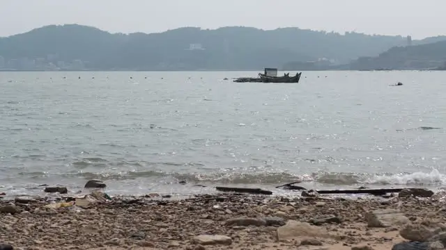 在金門及馬祖的海灘上,海浪聲混雜著漂流垃圾的碰撞聲,成為他聲音紀錄中的現實注解。(圖片來源/吳燦政) 在金門及馬祖的海灘上,海浪聲混雜著漂流垃圾的碰撞聲,成為他聲音紀錄中的現實注解。(圖片來源/吳燦政)