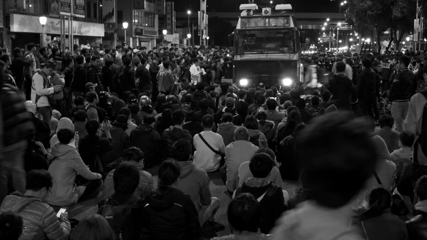 吳燦政穿梭在抗議現場邊緣,記錄下 2014 年監察院與行政院周邊的群眾抗爭行動聲音。(圖片來源/吳燦政) 吳燦政穿梭在抗議現場邊緣,記錄下 2014 年監察院與行政院周邊的群眾抗爭行動聲音。(圖片來源/吳燦政)