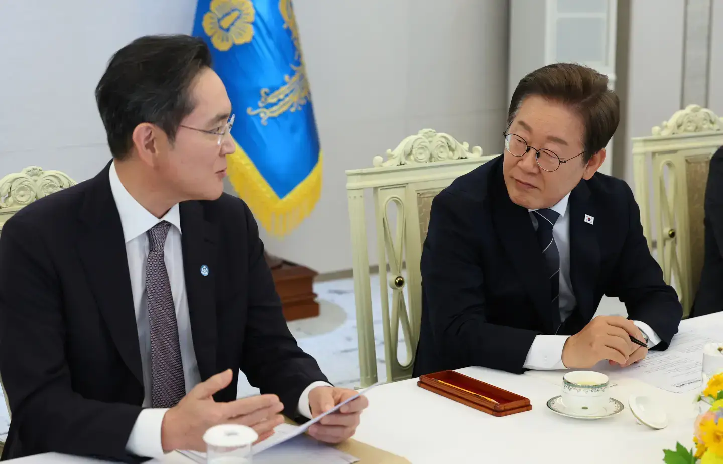 삼성 반도체는 파운드리 수율 문제로 어려움을 겪고 있다. 올해 6월 서울 대통령 관저에서 이재명 대통령이 이재용 삼성전자 회장을 만나 반도체 산업의 도전에 대해 논의했다.(로이터) 삼성 반도체는 파운드리 수율 문제로 어려움을 겪고 있다. 올해 6월 서울 대통령 관저에서 이재명 대통령이 이재용 삼성전자 회장을 만나 반도체 산업의 도전에 대해 논의했다.(로이터)