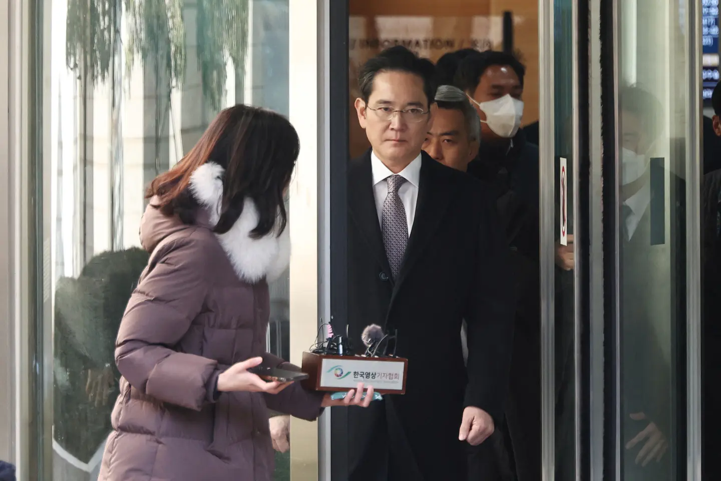 올해 2월 초, 이재용 삼성전자 회장이 서울 법원을 나서고 있다. (로이터) 올해 2월 초, 이재용 삼성전자 회장이 서울 법원을 나서고 있다. (로이터)