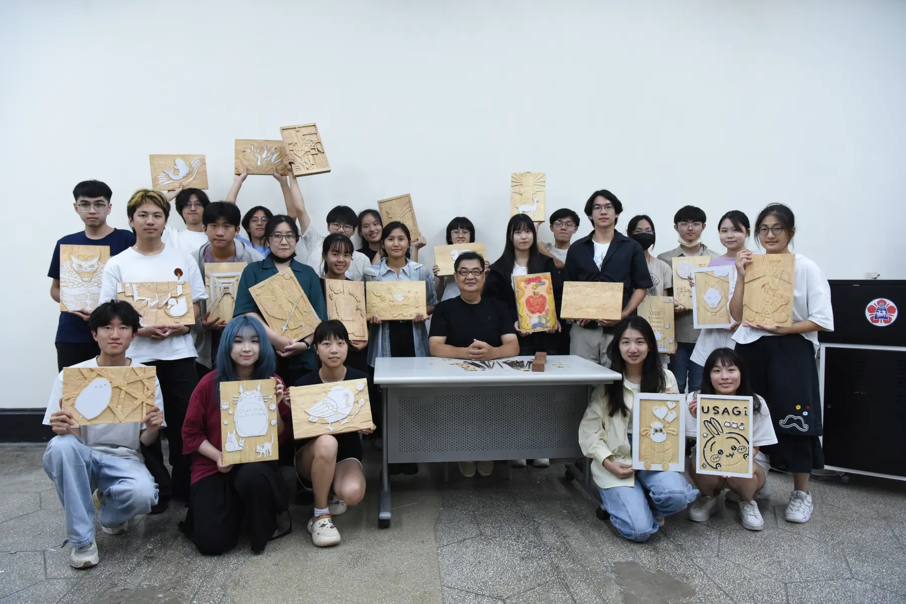創作之餘,陳啓村也致力教學工作,盼技藝代代相傳。圖為 2025 年,陳啓村於成大教授「工藝技法:木雕」課程。(圖片來源/陳啓村) 創作之餘,陳啓村也致力教學工作,盼技藝代代相傳。圖為 2025 年,陳啓村於成大教授「工藝技法:木雕」課程。(圖片來源/陳啓村)