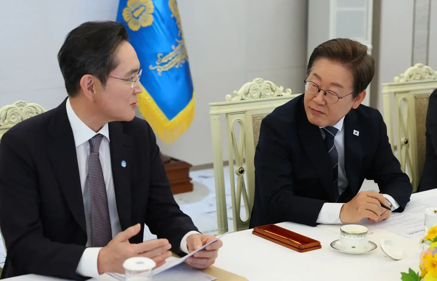 Samsung’s semiconductor business has struggled with poor foundry yields in recent years, forcing the company to win orders by absorbing defective dies at its own expense—an approach that highlights mounting pressure on its transformation. Pictured: South Korean President Lee Jae-myung (right) meets Samsung Electronics Chairman Lee Jae-yong at the presidential residence in Seoul in June. (Reuters)