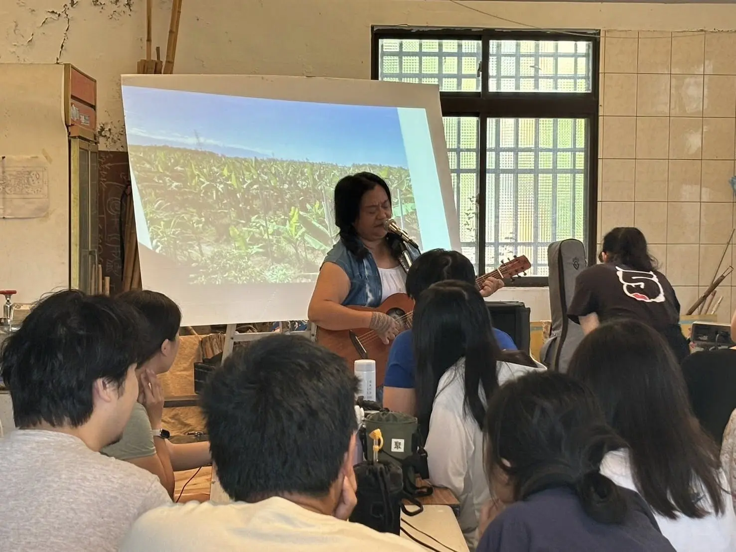 在部落教室中,桑梅絹耐心教導孩子們古調與族語,守護文化的根。(圖片來源/桑梅絹) 在部落教室中,桑梅絹耐心教導孩子們古調與族語,守護文化的根。(圖片來源/桑梅絹)