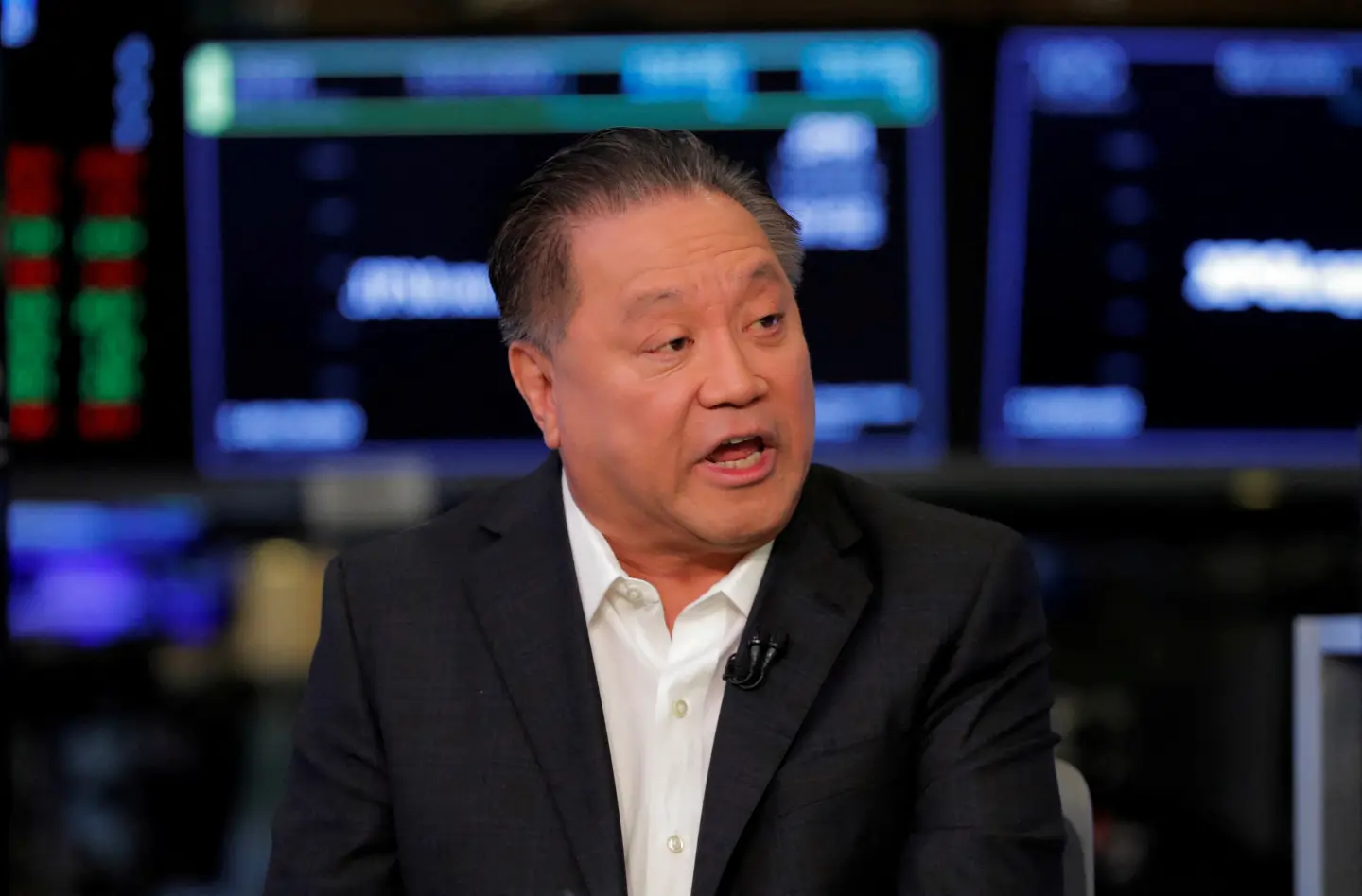 博通於 2022 年 5 月宣布以 610 億美元收購 VMware，創下晶片業史上最大、科技業第三大併購案。圖為執行長 Hock Tan（陳福陽）當時在紐約證券交易所開市前接受訪問。（路透社）