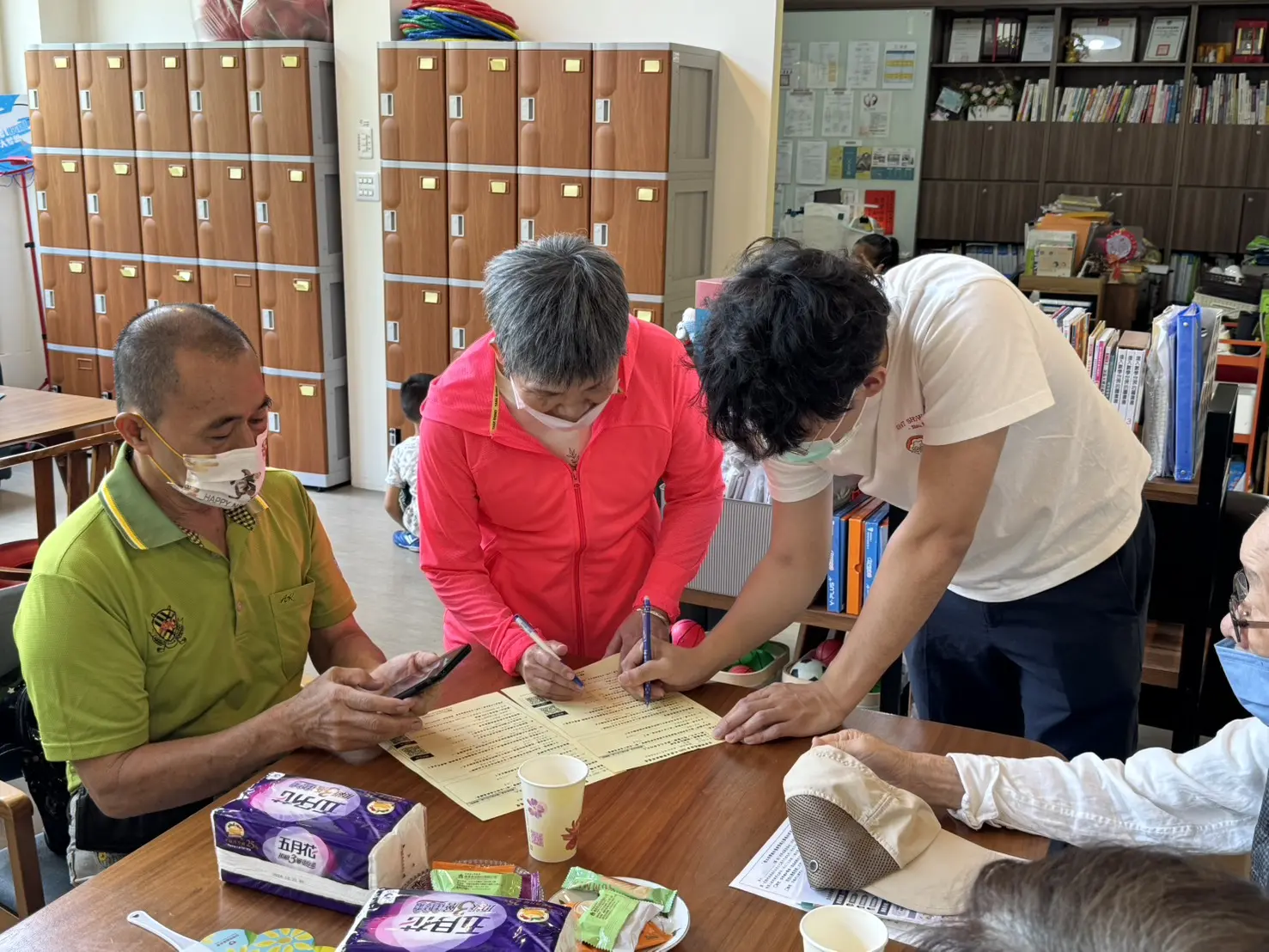 透過工作坊的互動，讓長輩們了解照護不再只是家內事，更是每個人要關注的事。（圖片來源／愛長照）