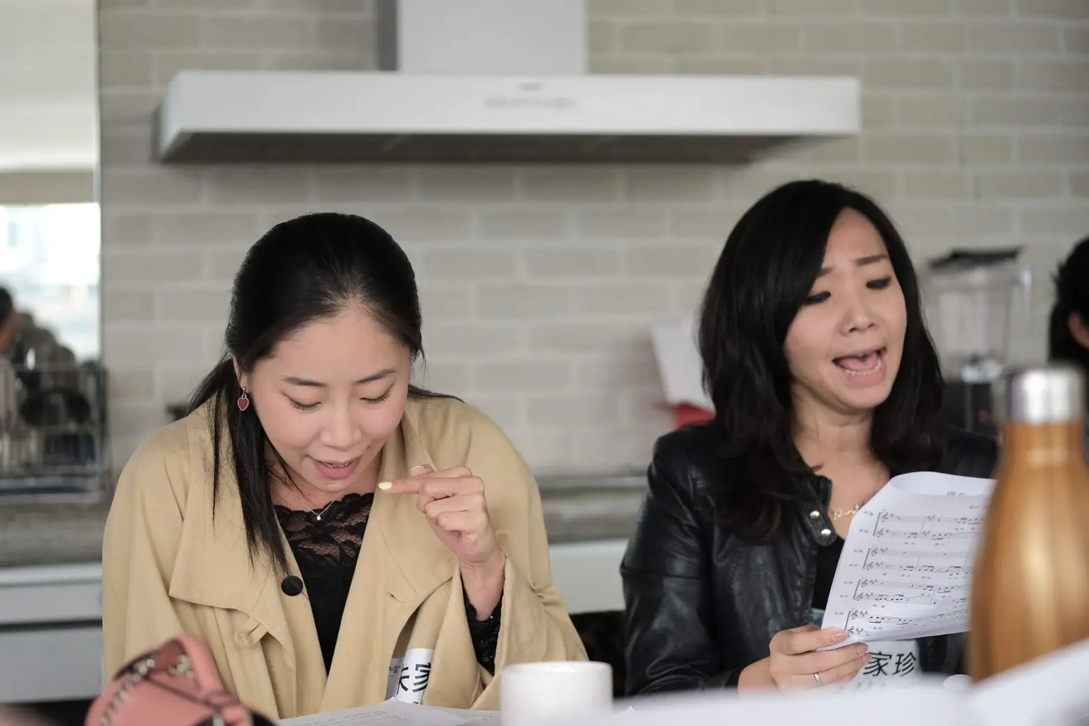 《飲食男女》中飾演張世珮妹妹的金仁馨（左）與張世珮練唱經典對唱曲〈還有一顆心可以碎〉，兩人的姐妹情從戲裡延伸到戲外。（圖片來源／張世珮）